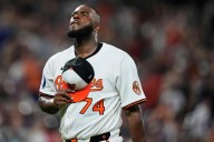 Félix Bautista de los Orioles enfrenta larga recuperación tras cirugía de manguito rotador y labrum