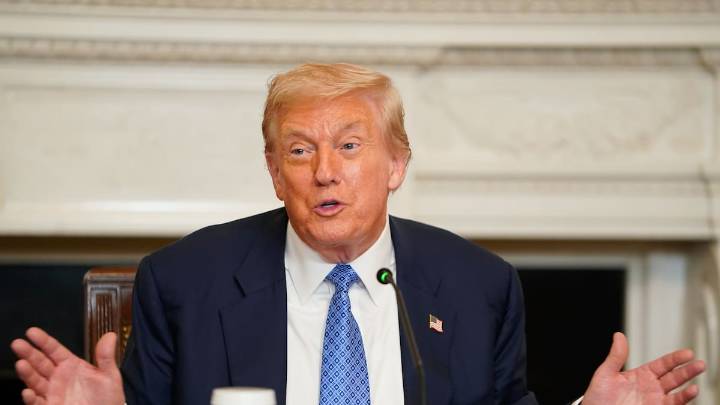 Trump considera invitar a Zelenski a la reunión con Putin en Alaska, según medios estadounidenses