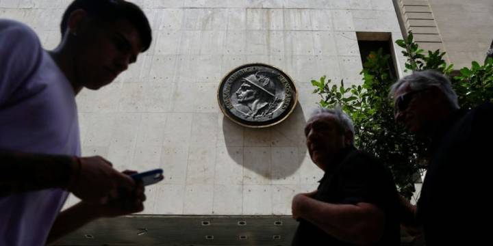 Mercados: vuelven a caer las acciones y bonos argentinos a la espera de una licitación clave