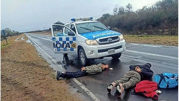 Dos detenidos tras volcar con un auto robado e intentar fugarse