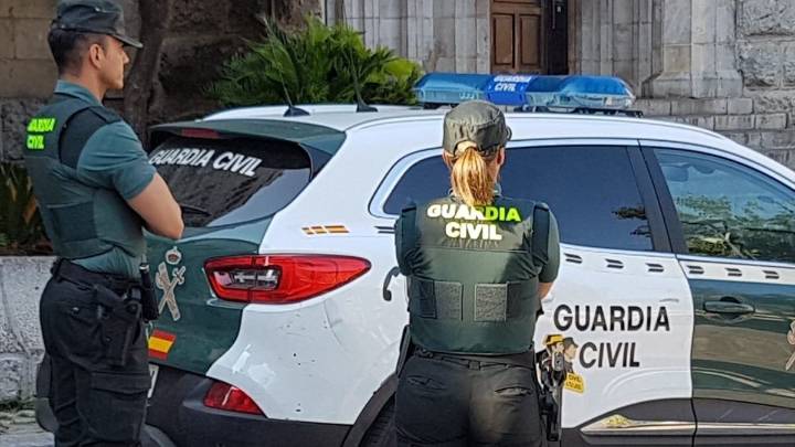 Detenida por conducir sin vigencia del carnet, usando el móvil y tener droga en el bolso