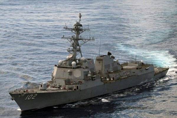 El buque lanzamisiles 'USS Lake Erie' cruza el Canal de Panamá para sumarse al despliegue frente a Venezuela