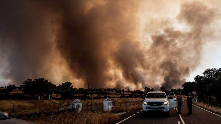 El Gobierno comunica a la Junta que no puede aportarle más medios para luchar contra el fuego