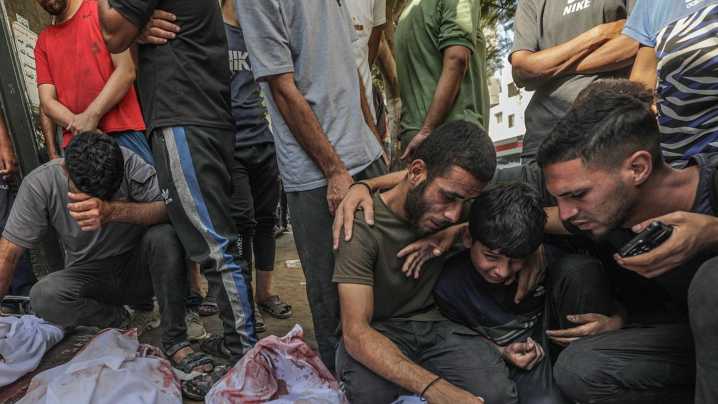 Israel Mata a Más de 100 Personas, a Decenas Mientras Buscaban Comida en Gaza