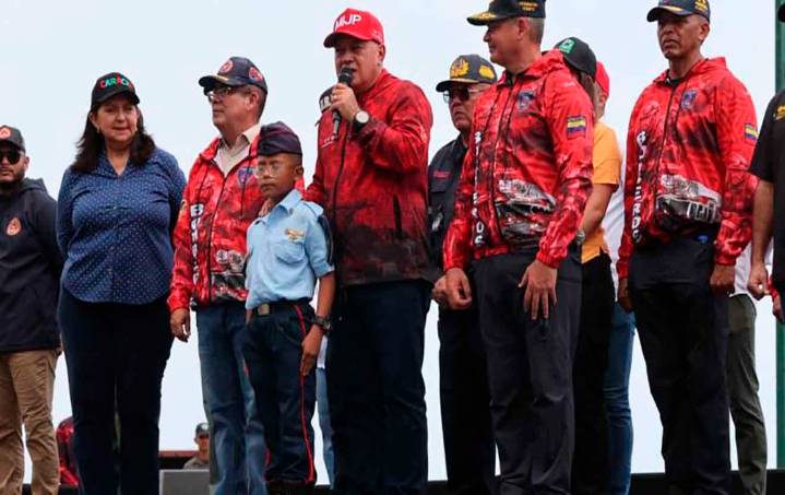 Ministro Cabello reconoce labor de los bomberos en su día y entrega dotación de equipos