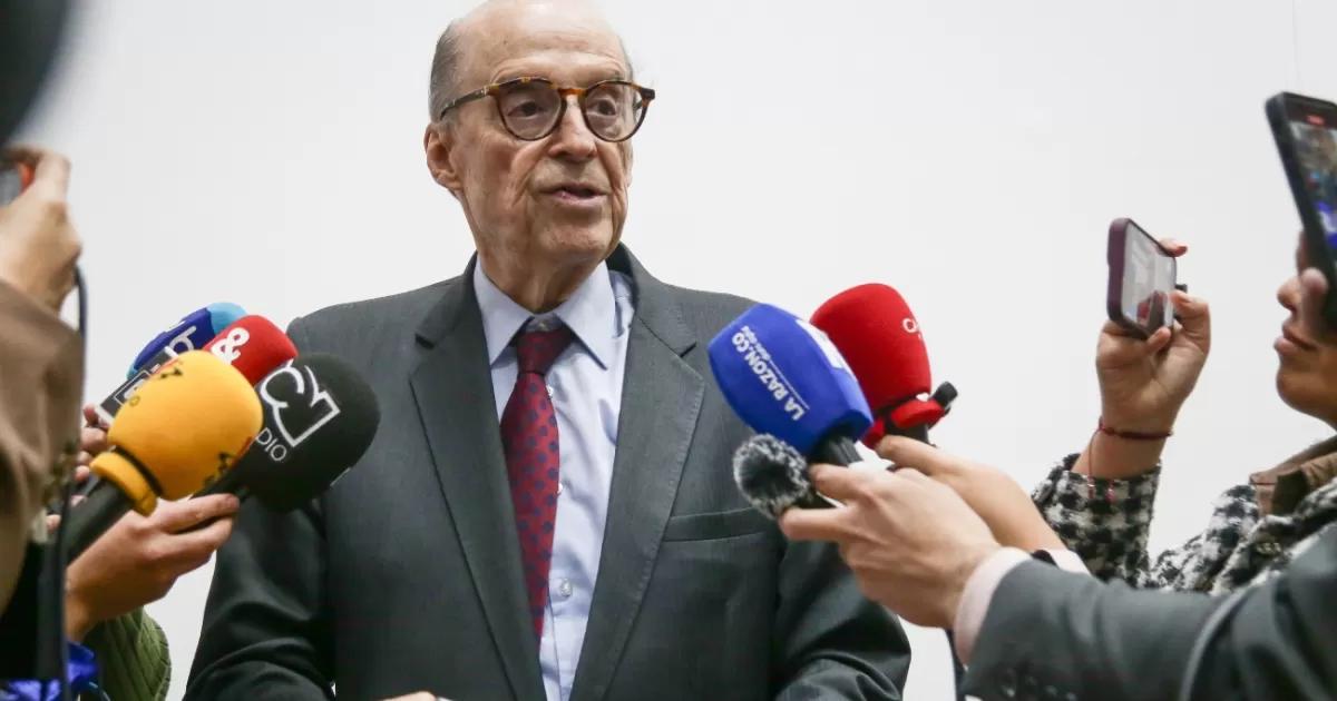 Excanciller Álvaro Leyva es investigado por presunta conspiración contra el Gobierno