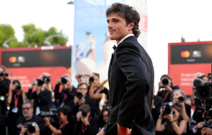 Jacob Elordi arrasa en la alfombra roja de Venecia