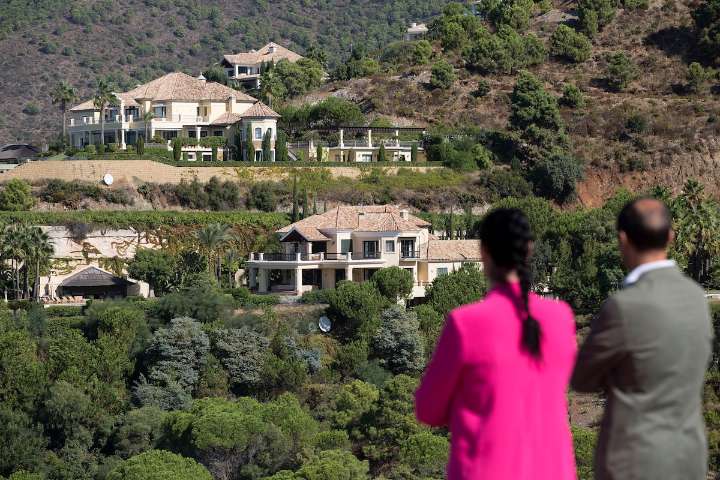 Ubicación, vistas y seguridad: Marbella y Baleares copan las diez calles más caras de España