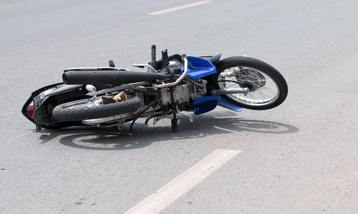 Dos menores resultan con heridas graves en accidente con motora