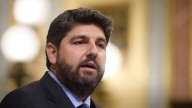 López Miras denuncia que quienes deciden sobre el reparto de menores son los que "mantienen" a Sánchez en la Moncloa
