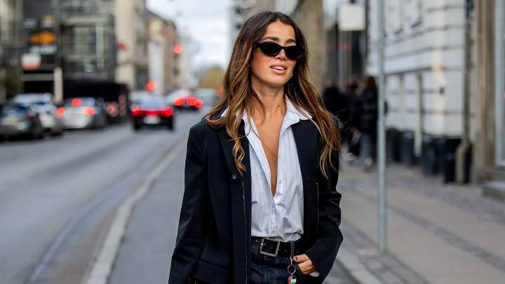 Con la estructura del traje y la versatilidad del denim: los jean sastreros son el híbrido más elegante de la temporada