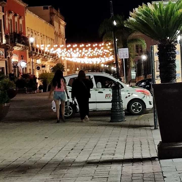 Vecina de Río Dorado se fue de fiesta y no aguantó el ritmo; terminó tirada en plena plaza