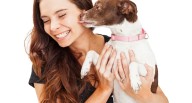 Descubre por qué tu perrito te lame la cara apenas te ve