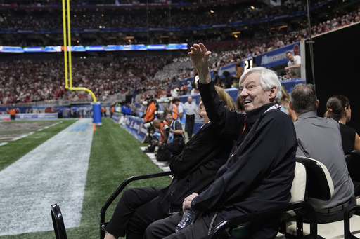 In test of loyalties, former Virginia Tech coach Frank Beamer wears South Carolina black for son