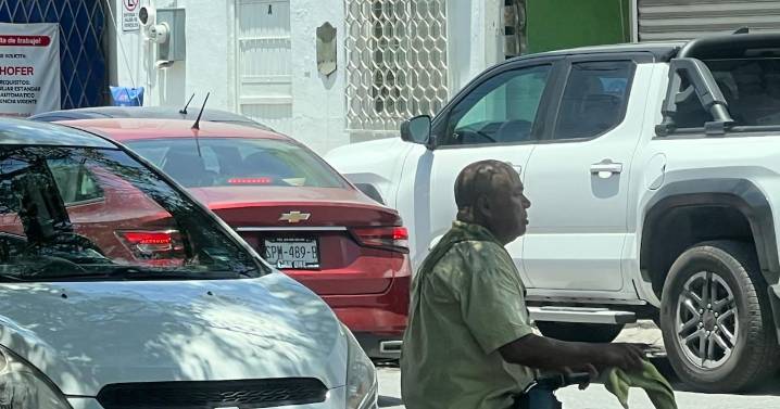 De “franeleros” a inspectores; Gobierno de Monterrey ofrece trabajo formal a los “viene viene”