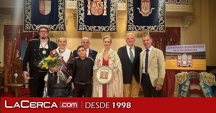 Ana Muñoz-Torija lidia recuerdos y arte en el pregón del Ateneo Taurino Manchego
