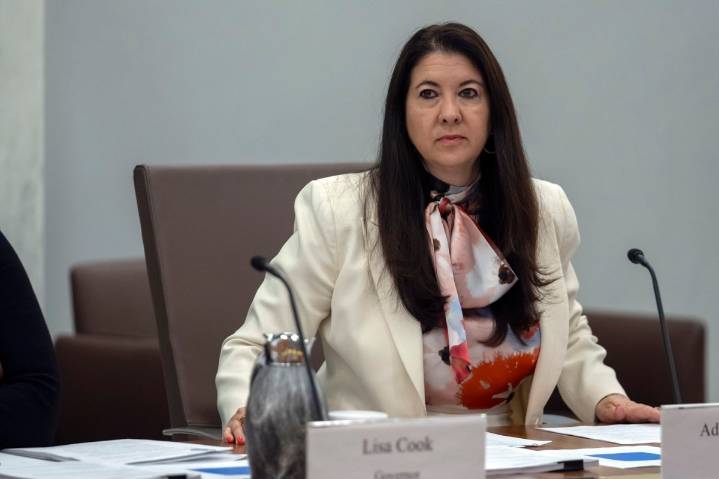 Renuncia gobernadora de la Fed y le abre un espacio a Trump para controlar el organismo