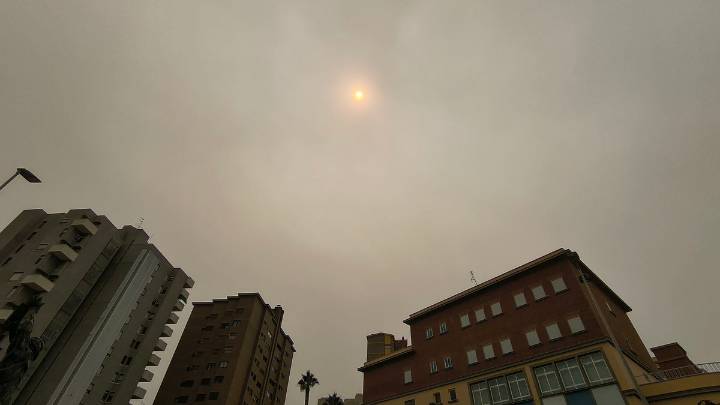 El humo de los incendios forestales oscurece los cielos de Valencia y Castellón