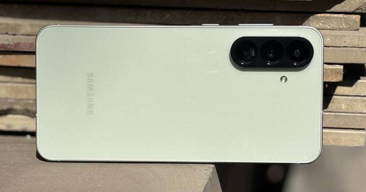 Si buscas potencia y buenas fotos, este Samsung de 1,399 soles es para ti: pantalla Super AMOLED, mucho RAM y video 4K