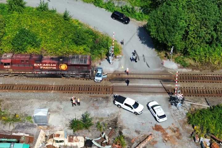 1 dead in vehicle-train collision in Maple Ridge