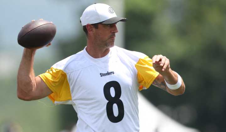 El debut tendrá que esperar: Aaron Rodgers no jugará el último partido de pretemporada con Steelers