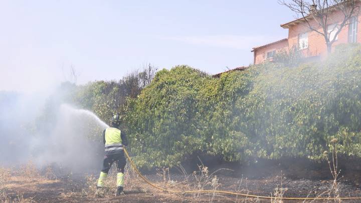Los bomberos sofocan dos incendios en La Cistérniga y el Cerro de San Cristóbal en Valladolid