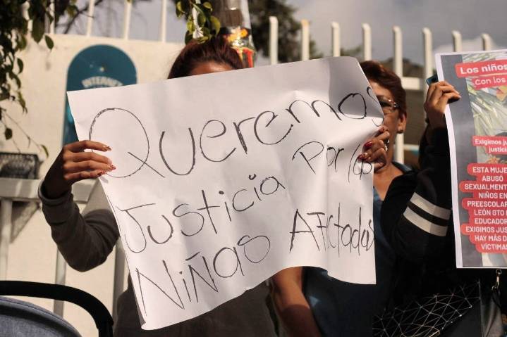 Justicia no se define por popularidad, advierte organización sobre maestra acusada de abuso