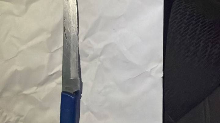 Detienen a hombre por amenazar con cuchillo a jóvenes