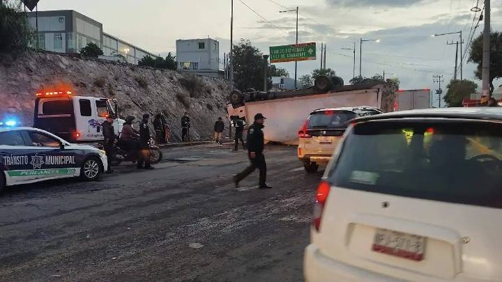 Camión vuelca en la avenida Gustavo Baz, Tlalnepantla a la altura de La Quebrada y complica la circulación