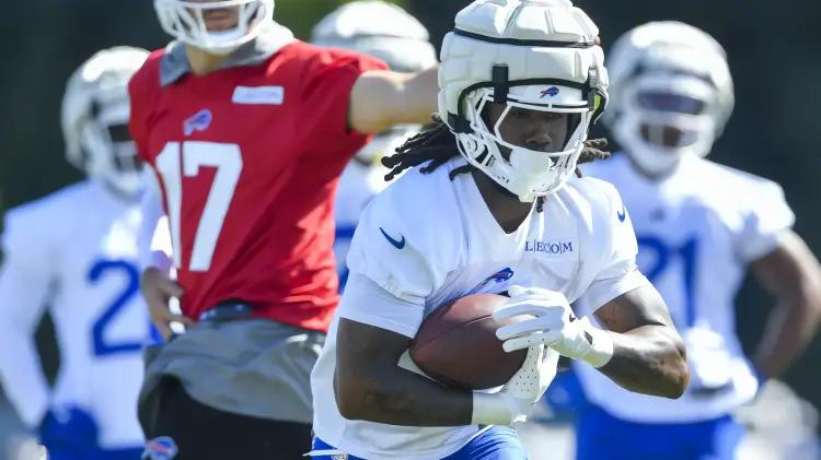 James Cook firma extensión millonaria con los Bills de Buffalo