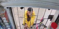 Descalzo y en bicicleta: sujeto amenazó con arma de fuego a dueño de una tienda y huyó con el dinero de la caja registradora