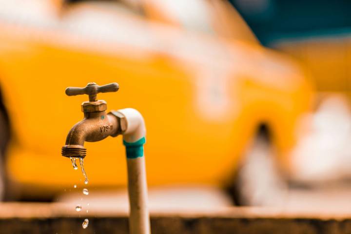 Los llamamientos al consumo responsable de agua se multiplican en verano por los pueblos de Cuenca