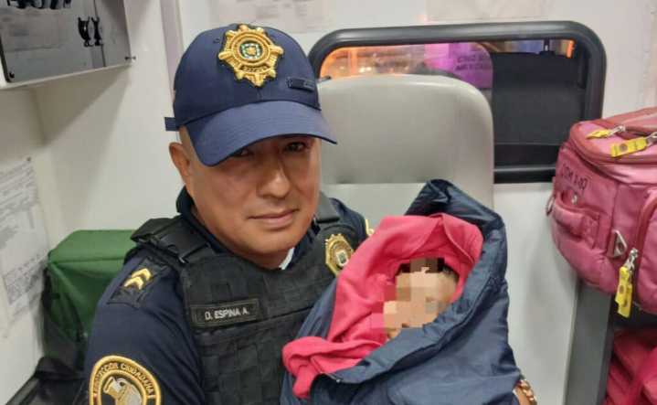 Policía compra ropa y leche para bebé abandonado en Miguel Hidalgo