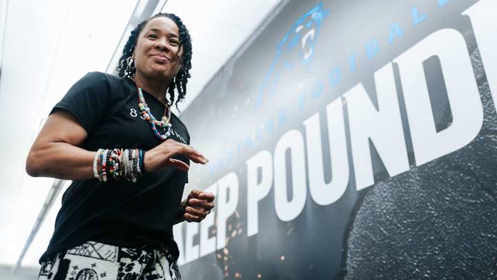 Dawn Staley brings her message, and championship mentality, to team meeting