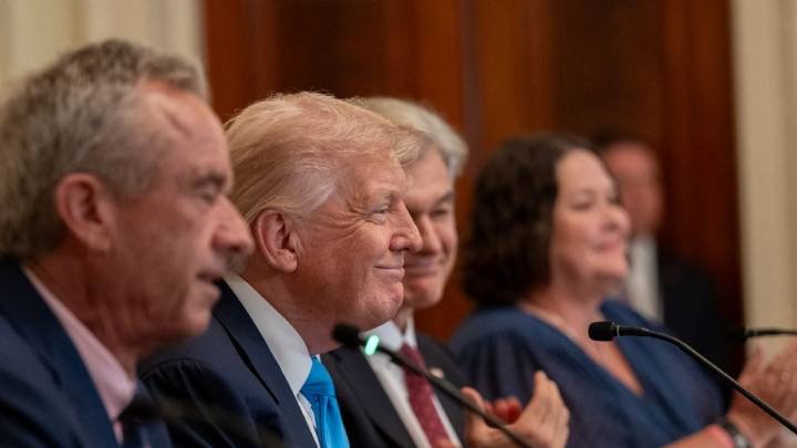 Trump aumenta el arancel a Canadá a 35% pero excluye los bienes del T