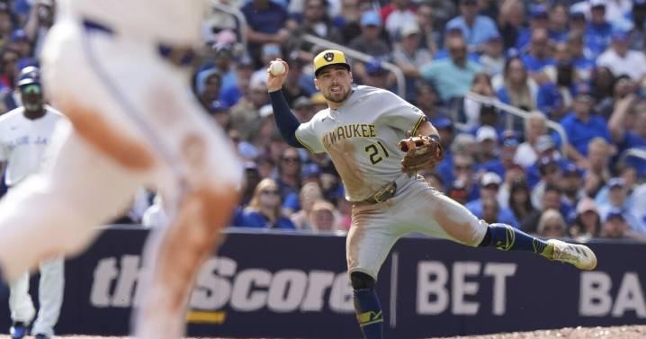 Chourio and Yelich hit back-to-back HRs off Hoffman in the ninth as the Brewers beat the Blue Jays