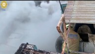 Combaten incendio en fábrica de peluches de Iztacalco