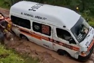 Urvan del transporte público cae en zanja en Pachuca