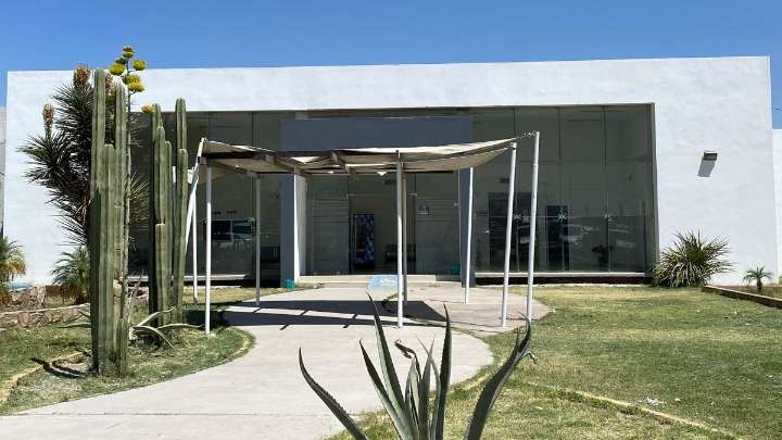 Mujer es encontrada muerta en el patio de su casa; su hija hizo el terrible hallazgo