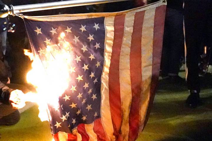 Arrestan a un hombre por quemar una bandera después de que Trump firmó una orden que lo prohíbe
