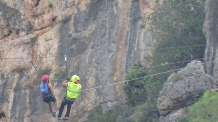 Rescatan a una mujer atrapada en mitad de una tirolina en la vía ferrata de Gandia