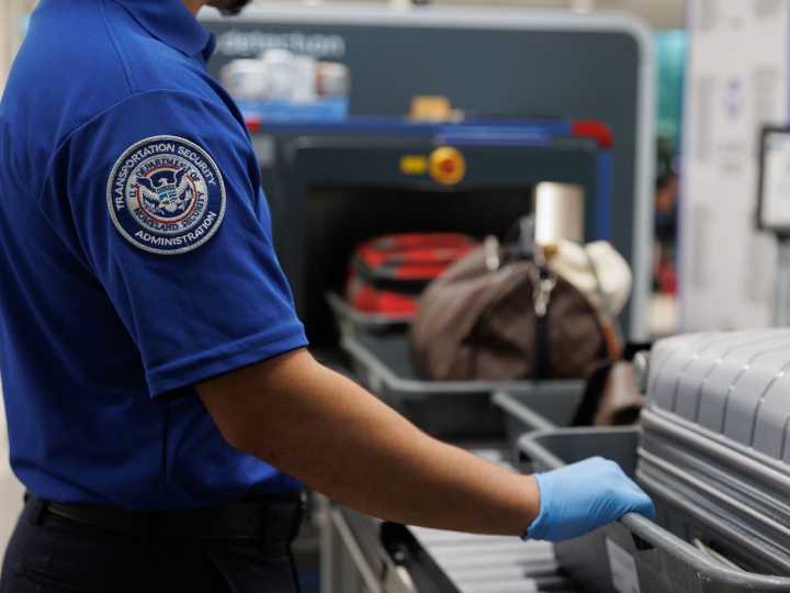 La TSA anuncia un cambio drástico en aeropuertos de EEUU para extranjeros: "Para reforzar la seguridad aérea"