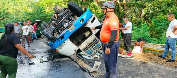 Cuatro lesionados deja vuelco de buseta en la carretera La Villa