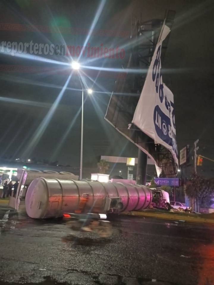 PIPA SUFRIÓ VOLCADURA Y TERMINÓ CHOCANDO CONTRA EL POSTE DE UN ESPECTACULAR EN LA PAZ