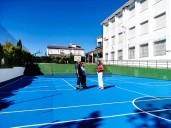 El Ayuntamiento de Ronda finaliza el acondicionamiento de la pista deportiva del colegio ‘Miguel de Cervantes’ con pavimento antideslizante