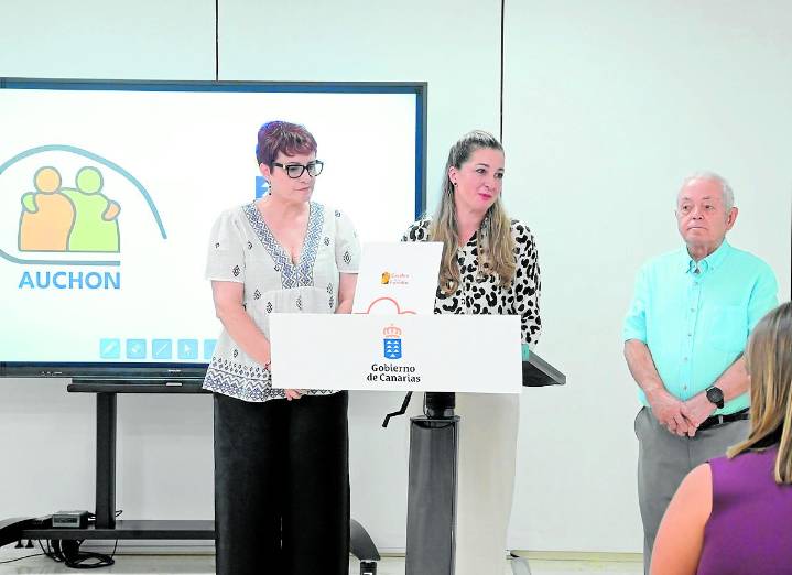 Canarias impulsa el programa Auchón: mayores comparten su casa con jóvenes
