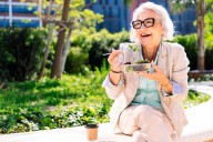 What are the common traits of older people known as ‘super agers’