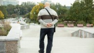Qué significa caminar con las manos en la espalda, según la psicología