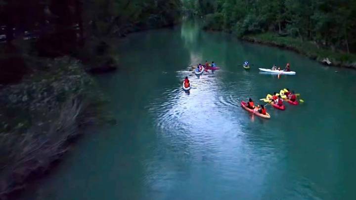 La magia del Júcar de noche: así puedes disfrutar de la última travesía en piragua bajo la luna en Cuenca