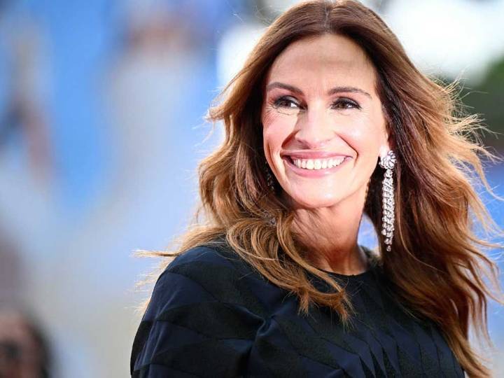 Julia Roberts has entered the Oscar hunt. This is going to be fun